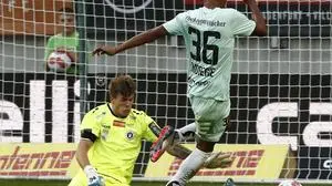 ABD0093_20240921 - KLAGENFURT - ÖSTERREICH: Tormann Simon Spari (l./SK Austria Klagenfurt) und Justin Omoregie (TSV Egger Glas Hartberg) am Samstag, 21. September 2024, im Rahmen der Admiral Bundesliga-Begegnung, 7. Runde, zwischen SK Austria Klagenfurt und TSV Egger Glas Hartberg in Klagenfurt. - FOTO: APA/GERD EGGENBERGER