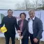 Baumeister Manfred Pichler, Lebensgroß-Geschäftsführerin Susanne Maurer-Aldrian und Bürgermeister Anton Prödl (v.l.) präsentieren das Bauprojekt zur neuen Tagesförderstätte in Kirchbach-Zerlach