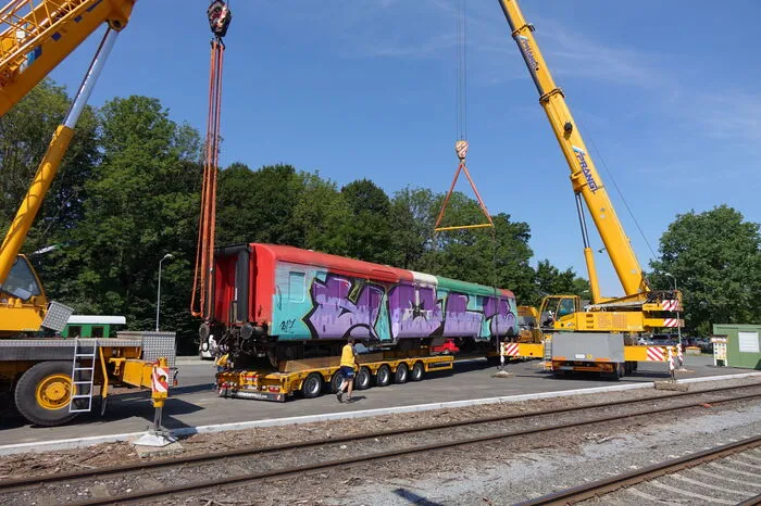 Der größere Waggon ist 23,2 Meter lang. Er wurde mit einem zehnachsigen Sondertransportfahrzeug auf der Straße nach Stainz gebracht.