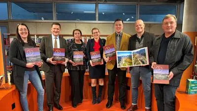 V.l.: Bettina Hoffellner (Grafik und Design), Bürgermeister Kurt Wallner, Susanne Leitner-Böchzelt (Autorin), Manuela Raith (Vizerektorin Montanuniversität), Johannes Gsaxner (Kulturreferent), Markus Messics (Abt. Kommunikation und Kultur) und Georg Kollmann (Universaldruckerei Leoben) 