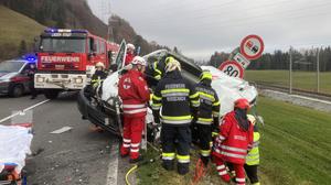 Das Rote Kreuz, die Feuerwehren Wörschach und Liezen-Stadt und die Polizei standen auf der B 320 im Einsatz