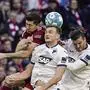 Robert Lewandowski (Bayern) im Kopfballduell mit Stefan Posch (Hoffenheim) und Florian Grillitsch (Hoffenheim)