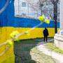 Die Wand hinter dem 2. Weltkriegs-Memorial in Wien in den Nationalfarben der Ukraine
