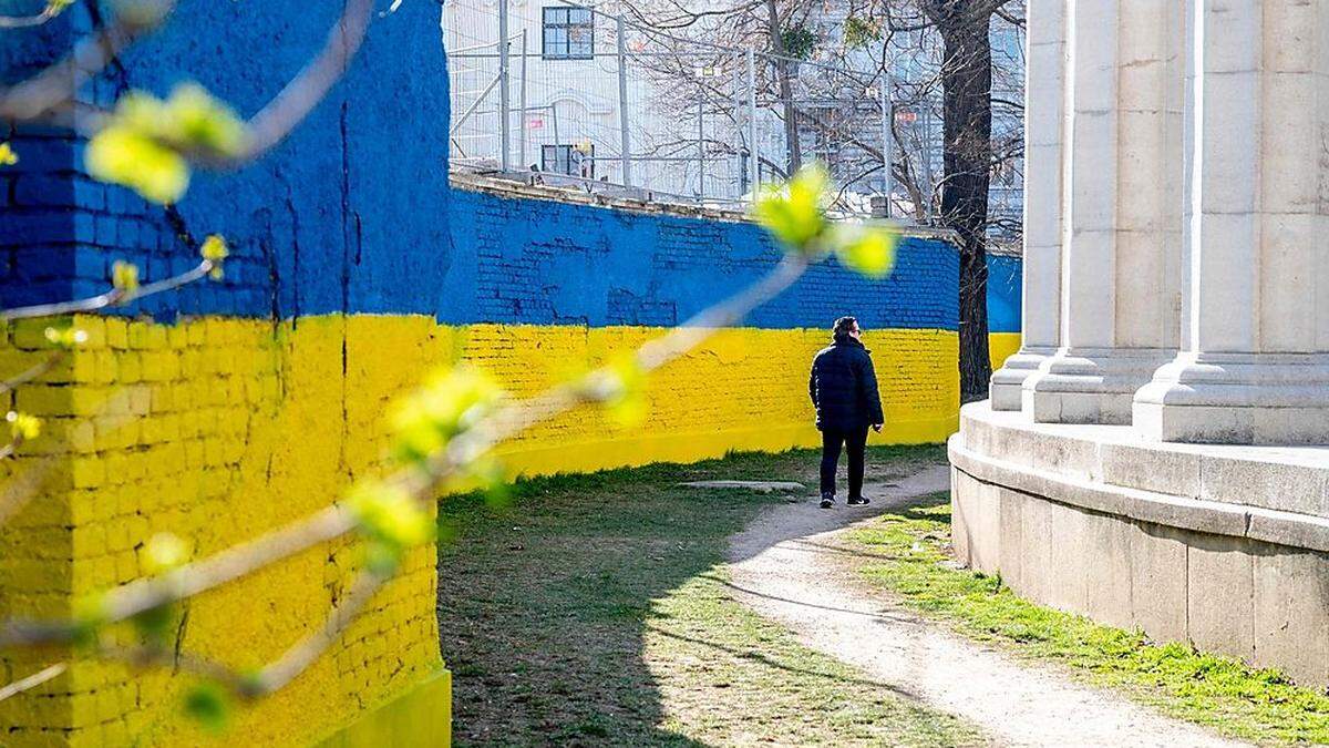 Die Wand hinter dem 2. Weltkriegs-Memorial in Wien in den Nationalfarben der Ukraine
