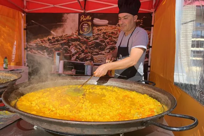 Mit Minipfannkuchen und -donuts, Baumkuchen und Churros wurde überdies der süße Zahn reichlichst bedient; gegen den Durst konnte zu Limonaden gegriffen werden, die in ausgefallenen Gefäßen serviert wurden.