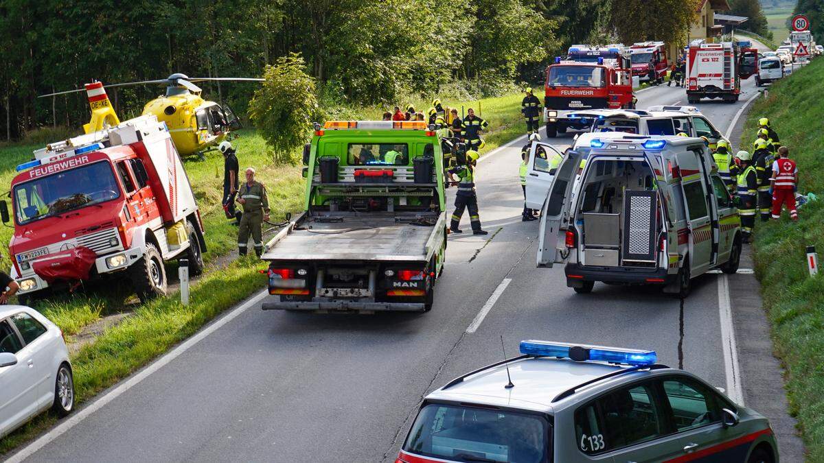 Der schwer verletzte Lenker wurde mit dem C 11 ins Klinikum Klagenfurt geflogen