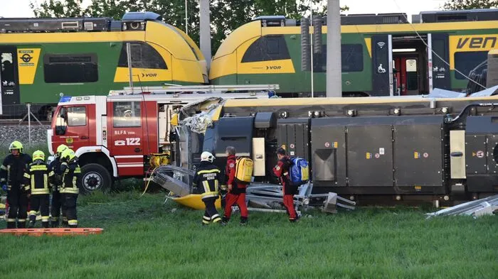 Im Bezirk Mödling ist am frühen Montagabend gegen 18.00 Uhr ein Zug der Raaberbahn entgleist und teilweise umgestürzt