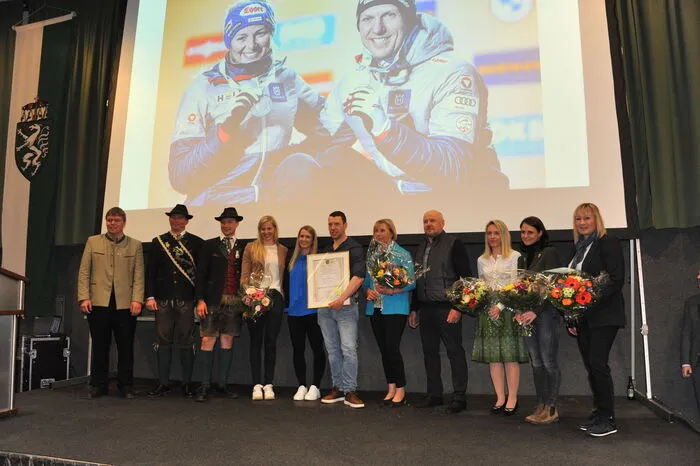 Großes Gruppenfoto mit den Ehrengästen