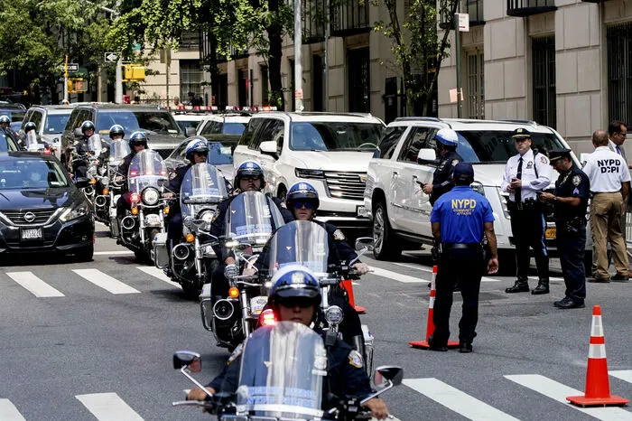 Die Umgebung wurde von der New Yorker Polizei schon am Morgen weiträumig abgesperrt worden, zahlreiche Journalisten und Schaulustige drängten sich bei Sonnenschein und sehr hohen Temperaturen an den Absperrgittern.