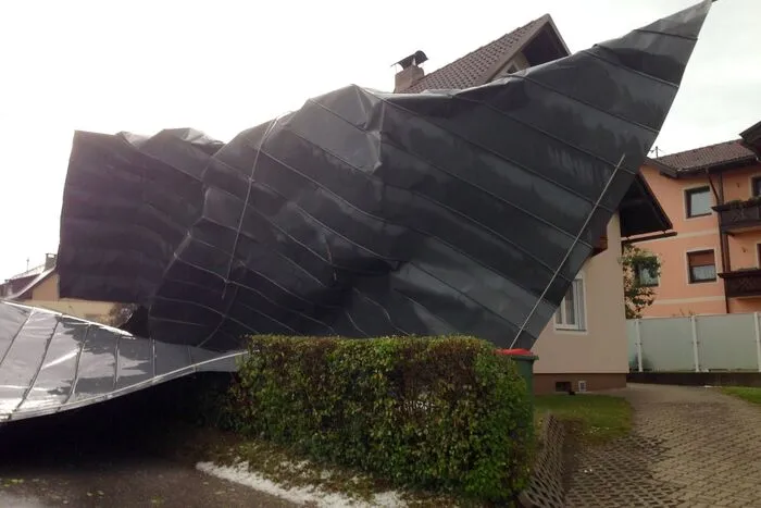 50 Meter weiter landete es auf der Straße