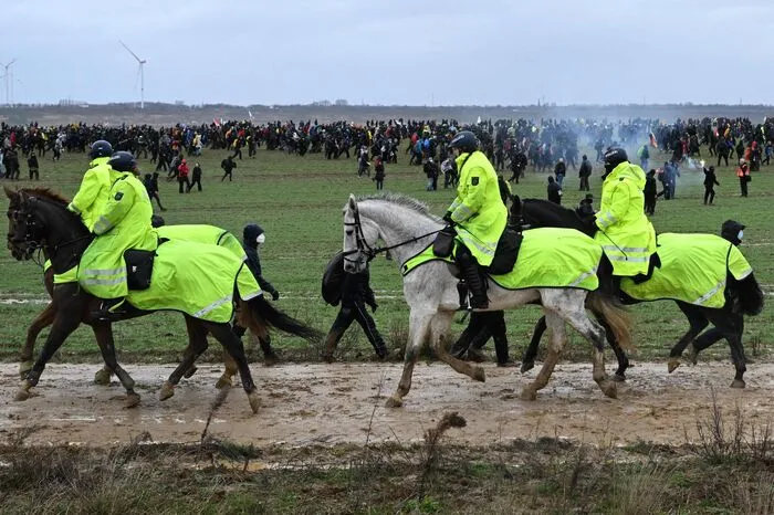 Gegen den Kohleabbau protestierten am Samstag trotz Dauerregens und starker Windböen viele Tausend Menschen im benachbarten Ortsteil Keyenberg