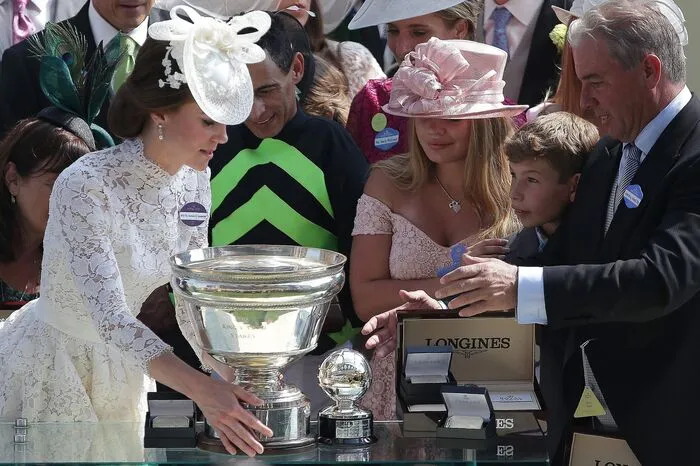 Herzogin Kate bei der Übergabe des Preises an Jockey John Velazquez aus Puerto Rico.
