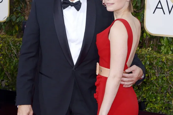 Dort besuchte der junge Spacey zunächst eine Militärakademie aus der er allerdings bald verwiesen wurden. Erste Schauspielerfahrung sammelte er in der High School. Im Bild ist er mit Kate Mara zu sehen.