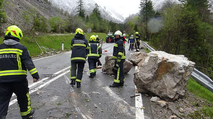 Riesengroße Felsbrocken sind auf der Straße gelandet