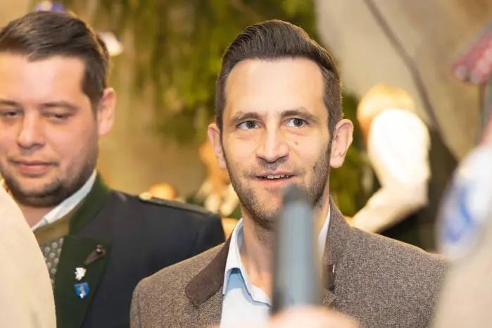 Unter den Ehrengästen Klubobmann Lukas. Schnitzer. 