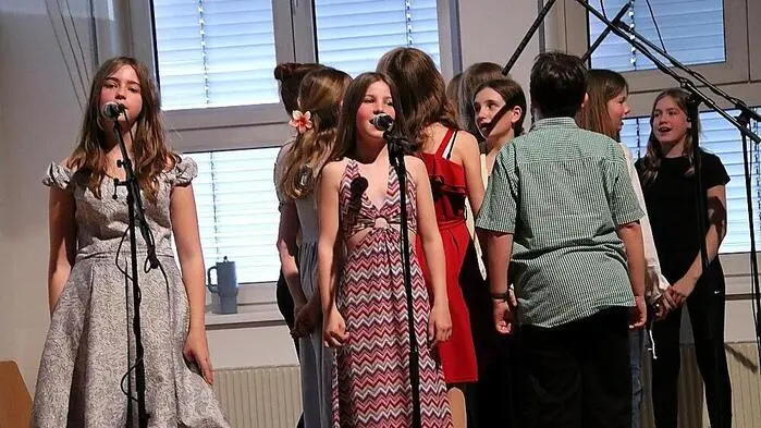 127 Schülerinnen und Schüler von der ersten bis zur achten Klasse waren die Protagonisten bei der Theatervorstellung im Volksheim Köflach, zu der das BG/BRG/BORG Köflach lud. Unter der Leitung der Pädagogen Melanie Wagner Scherr (Theater) und Michaela Kolb (Theaterchor) wurde das Stück „Emilio Q, genannt Don Quijote“ seit dem November des Vorjahres geprobt. 