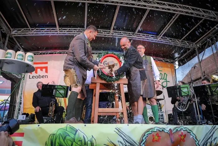 Die Bieranstiche in Göss und am Leobener Hauptplatz wurden wie gewohnt von Bürgermeister Kurt Wallner mit Unterstützung von Braumeister Michael Zotter durchgeführt.