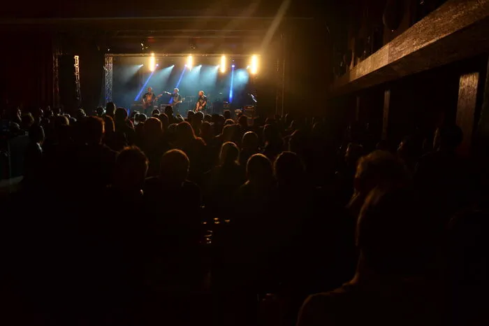 So heizten auch die ehemaligen Bands der „Music Hall“ im ausverkauften Weizer Volxhaus ein: