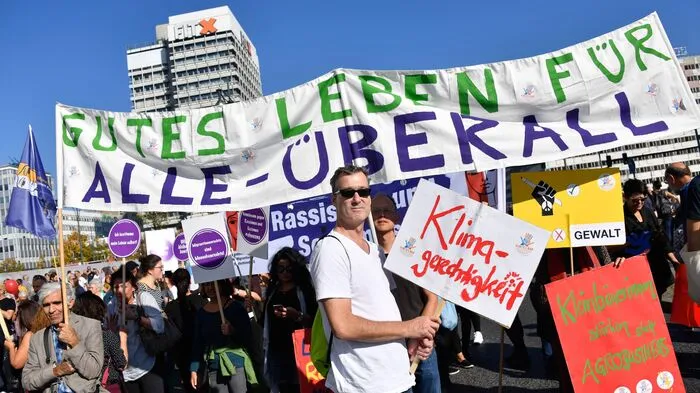 In Berlin hat die Großdemonstration für eine offene und solidarische Gesellschaft begonnen. Mit der Auftaktkundgebung am Alexanderplatz startete die Veranstaltung, zu der das Bündnis "Unteilbar" 40.000 Teilnehmer erwartet. "Sagt es laut, sagt es klar, wir sind alle unteilbar", skandierten die Teilnehmer vor der Bühne am Alexanderplatz am Samstagmittag.