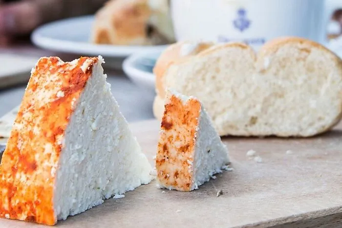 Er ist in Vergessenheit geraten, der „Sura Kees“ (Sauerkäse) und die jahrhundertealte Tradition seiner Herstellung im Montafon. Aber: Vor einigen Jahren erlebte er sein Comeback – würzig wie eh und je.