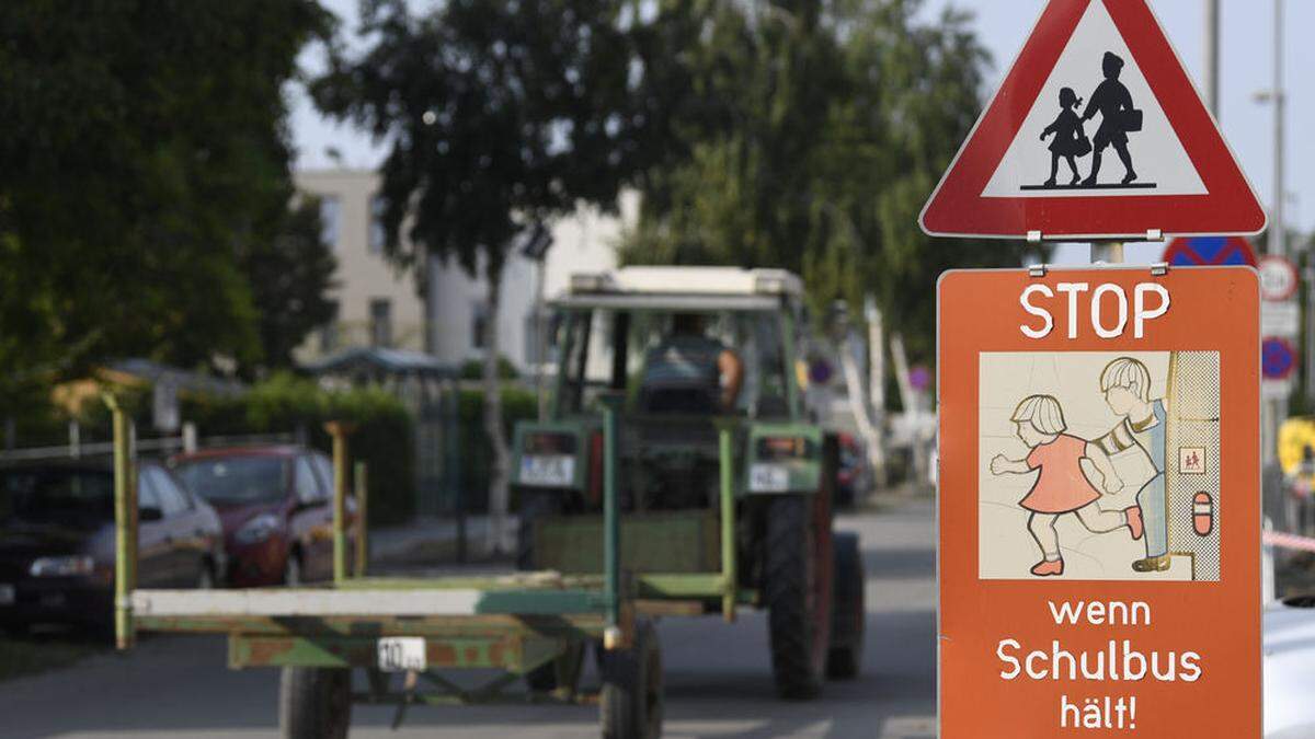 Manche Kinder müssen zwei Kilometer zur nächsten Haltestelle laufen