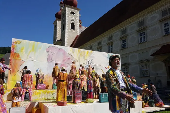 Pantomime Willi Forwick gibt den Reiseleiter.