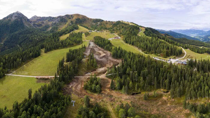 derzeit aus auf der Reiteralm: Unter dem Preunegg 8er-Jet entsteht eine völlig neue Skicross-Strecke