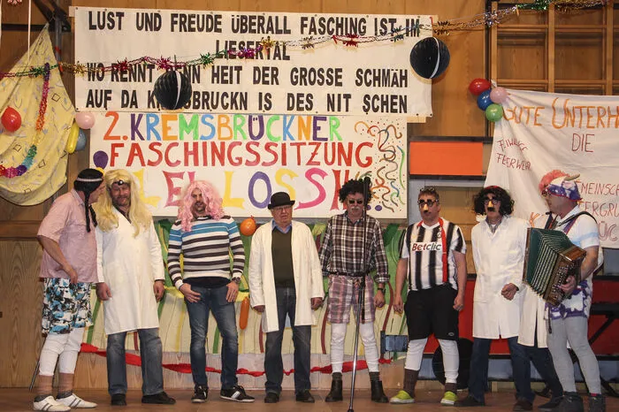 Der Männergesangsverein Kremsbrücke stellt sich mit selbst getexteten Stanzeln auf die Bühne.