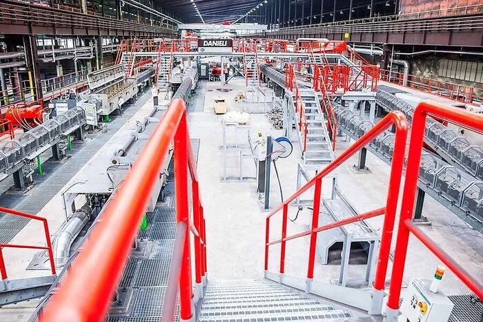 Trotz Vollautomation werden im Werk im Drei-Schicht-Betrieb 450 Mitarbeiter beschäftigt.