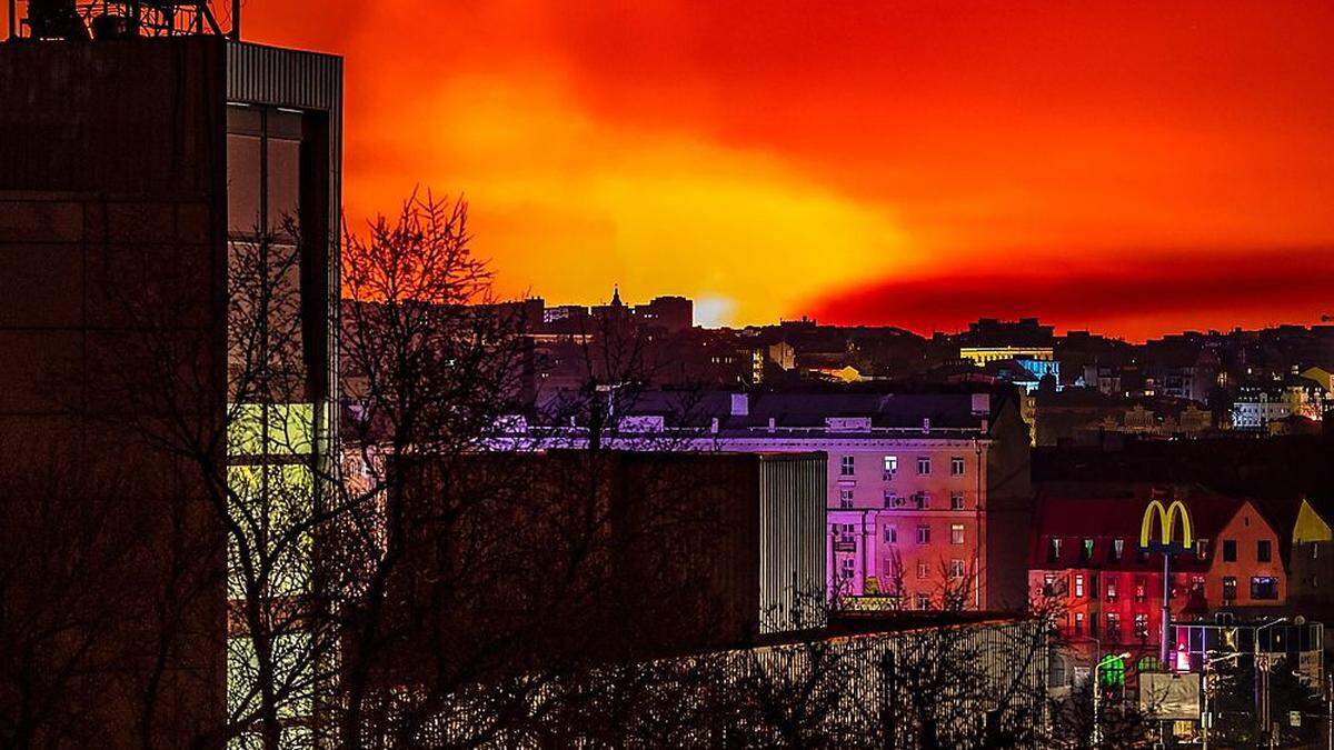 Feuer und Rauch am Himmel über Charkiw