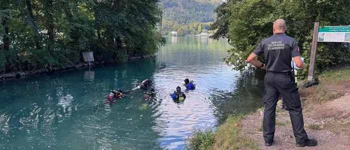 Taucher der Feuerwehr im Wasser