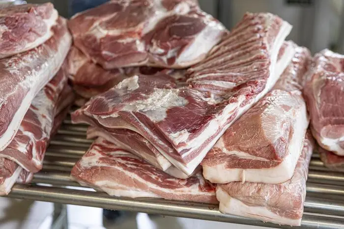 Aus Karree, Bauchspeck und Schinkenspeck entsteht letztendlich der berühmte Gailtaler Speck. 