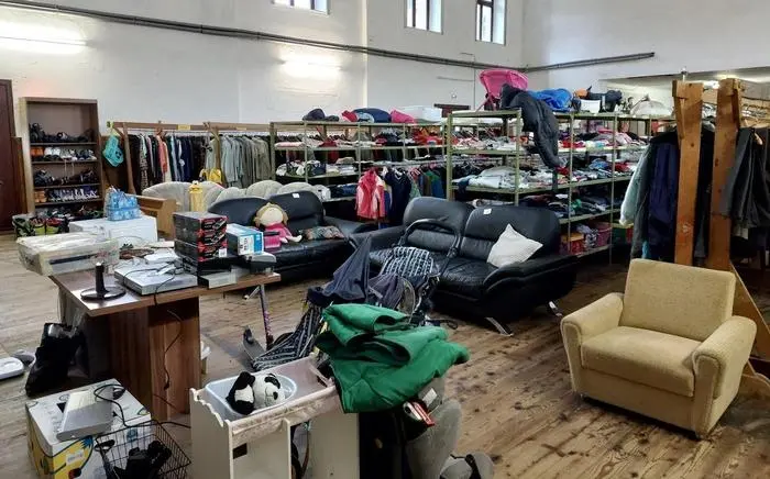 Im Kleiderladen bediente sich ein Pärchen