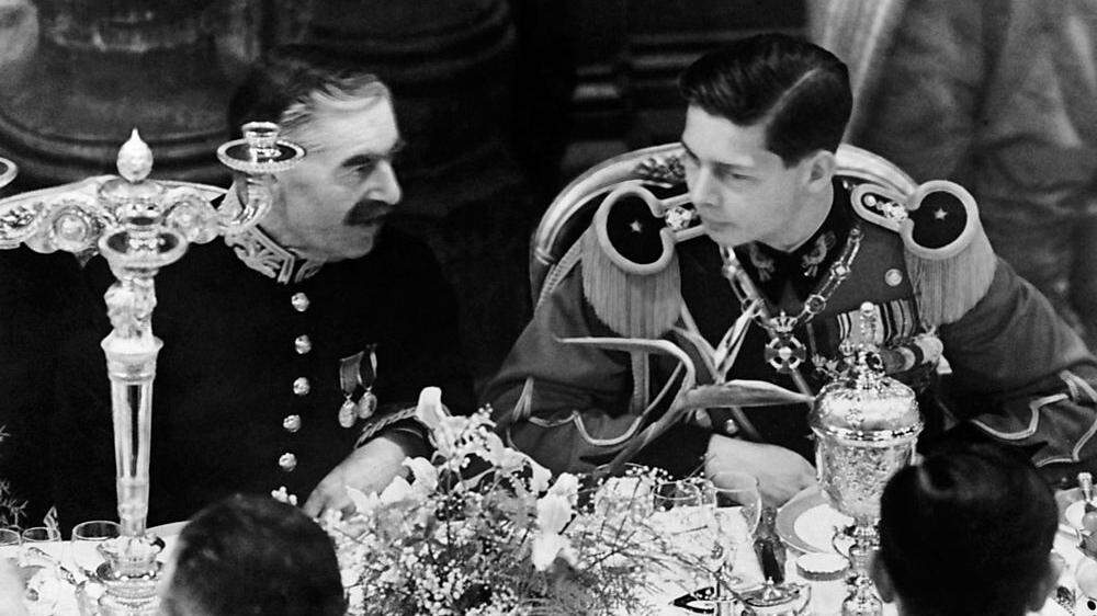 Der junge Kronprinz Michael mit dem  britischen Außenminister Arthur Neville Chamberlain im Jahr 1938
