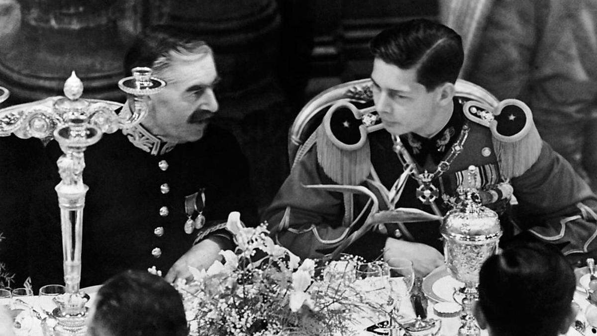 Der junge Kronprinz Michael mit dem  britischen Außenminister Arthur Neville Chamberlain im Jahr 1938