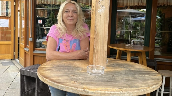 Die Betreiberin Sylvia Weinberger auf einem Stehtisch in ihrem Gastgarten