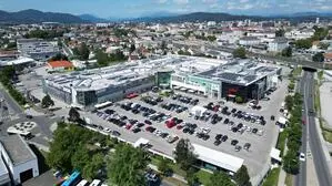 Luftaufnahme des Südparks mit einem vollen Parkplatz | Die ebenerdige Parkfläche wird erneuert