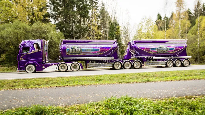 Der „Lowrider“ ist ein Mercedes Actros 2663 mit 626 PS - eine violette Personalbindungsmaßnahme bestehend aus einem Sattelzug mit zwei Siloaufliegern.