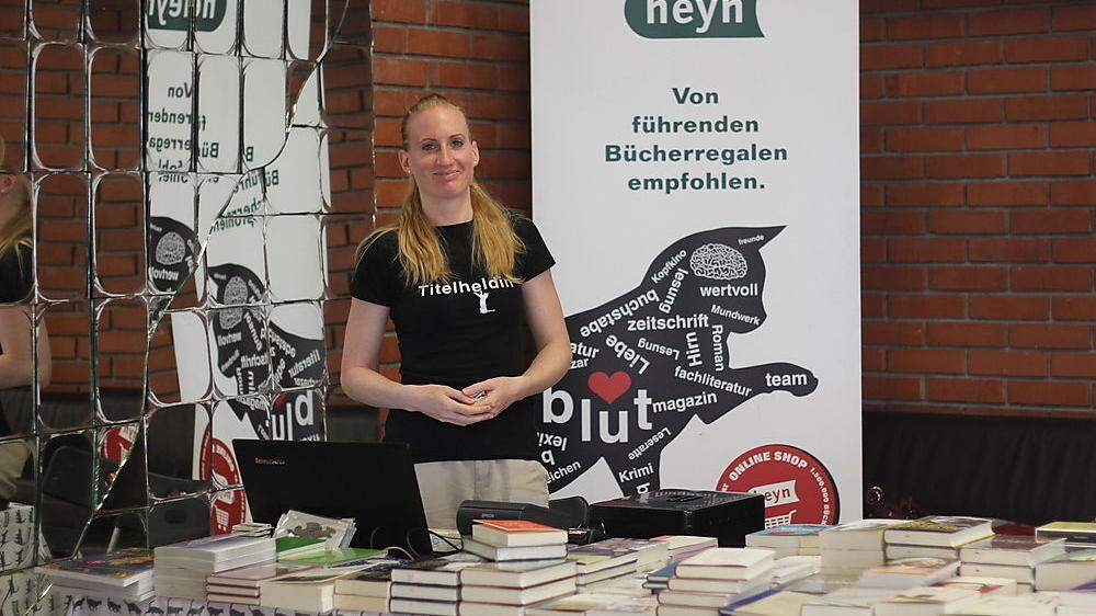 Miriam Dörflinger mit Buchtisch vor dem Lesesaal