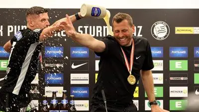 Emir Karic gönnte Jürgen Säumel die erste abkühlende Dusche