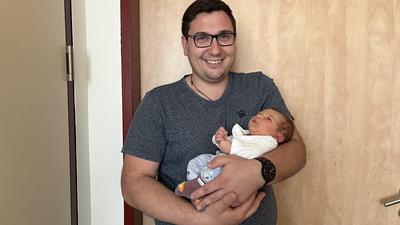 Dominik kuschelt mit seinem Papa | Tanja und Martin Mitteregger wurden am 7. Mai zum ersten Mal Eltern. Ihr Sohn Dominik brachte 3640 Gramm bei 53 Zentimetern auf die Waage. Zu Hause sind sie in Seckau.