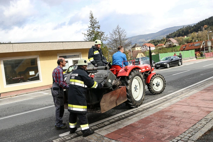 Aus der Werkstätte am Drauspitz werden alle Geräte abtransportiert und in Sicherheit gebracht.