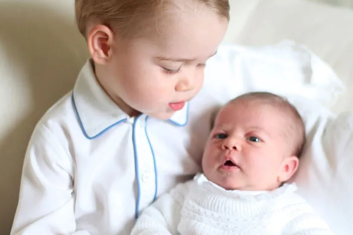 Sie steht hinter ihrem Großvater Prinz Charles, ihrem Vater Prinz William und ihrem Bruder George an vierter Stelle der britischen Thronfolge. Im Bild: George und Charlotte