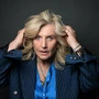 Eine blonde Frau rauft sich die Haare