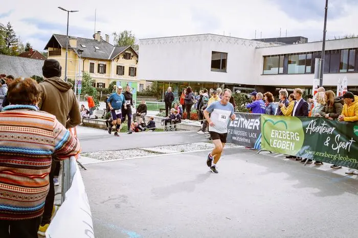 Im Zuge des Laufes, der zwischen 0,6 Kilometer bis 6,2 Kilometer lang war, wurden auch die Steirischen Straßenlaufmeisterschaften für die Klassen U12, U14 und U16 abgehalten