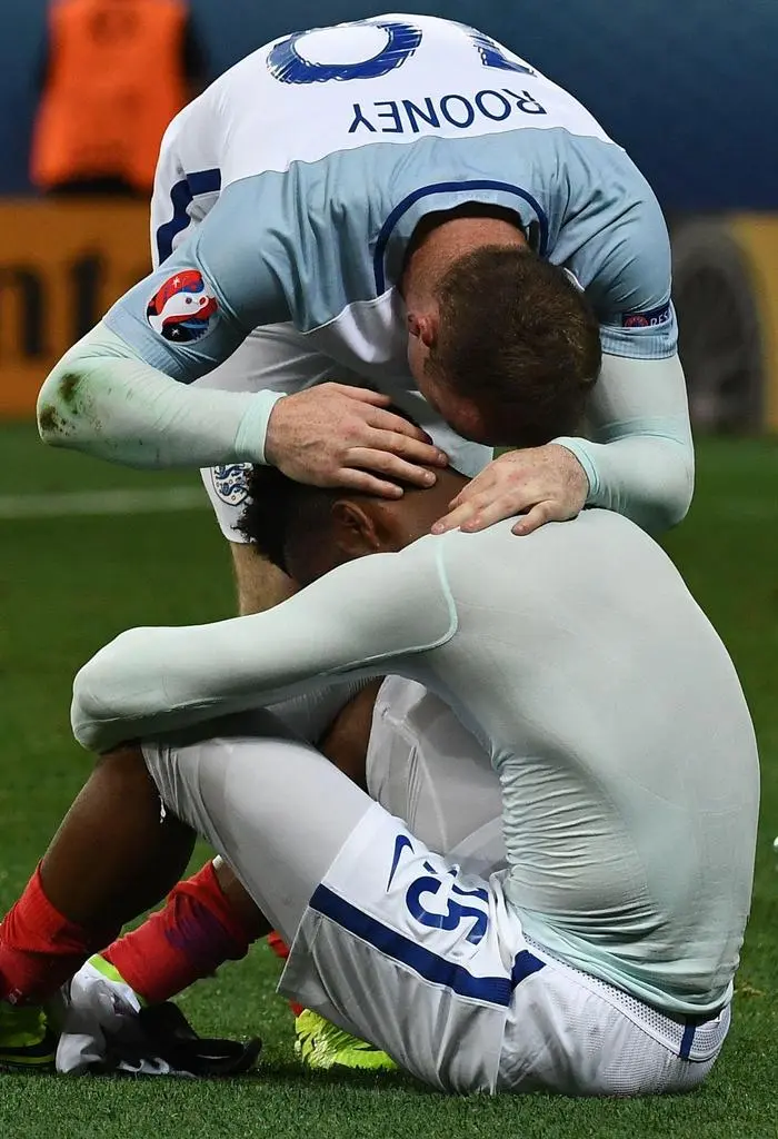 England's forward Wayne Rooney (top) and England's forward Daniel Sturridge react after the Euro 2016 round of 16 football match between England and Iceland at the Allianz Riviera stadium in Nice on June 27, 2016. / AFP PHOTO / ANNE-CHRISTINE POUJOULAT