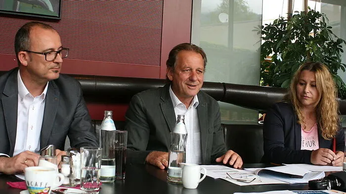 Wilfried Kollreider, Erwin Zangerl und Manuela Schober zeigen Arbeitnehmerprobleme in Osttirol auf 