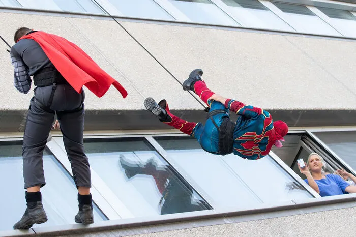 Mit selbst gebastelten Willkommensplakaten empfingen die Kinder die insgesamt sechs Marvel-Charaktere vor dem Gebäude. Begleitet vom Superman-Soundtrack konnten Patienten und Personal aus den Krankenzimmern beobachten, wie Spiderman ihnen kopfüber zuwinkte und Batman durch Fensterscheiben "High Fives" verteilte. Im Vorfeld der Aktion lernten die Kinder auch etwas über die Arbeit und Aufgaben der Polizei und der Spezialeinheit WEGA (Wiener Einsatzgruppe Alarmabteilung).