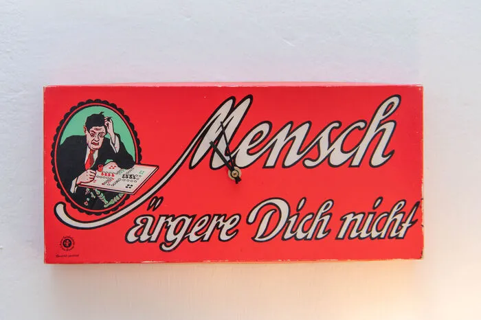 Hier verwandeln sich die Verpackungen von Spielen in Uhren. ...