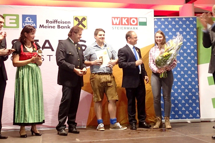 Außer Programm: Keinen Stern, aber einen Blumenstrauß gab es für Laura (2.v.r.), die Freundin von Kevin Lackner, die im Autohaus Uitz arbeitet und am Tag der Stars of Styria-Verleihung Geburtstag hatte